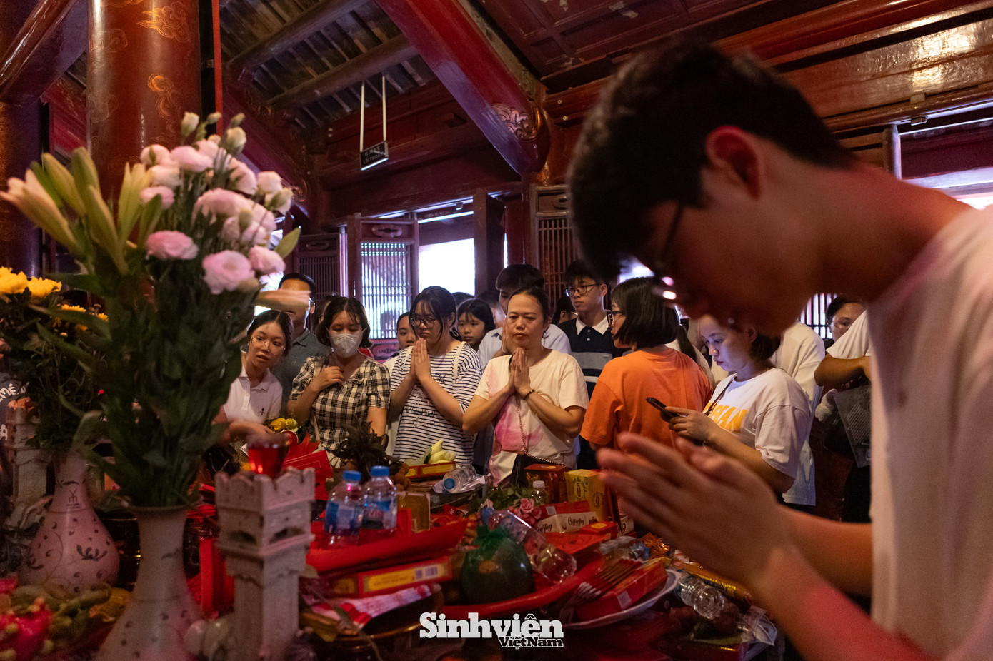 Các sĩ tử và phụ huynh đều thành tâm khấn vái, cầu cho kỳ thi tốt nghiệp THPT sắp tới được thuận lợi, suôn sẻ và đạt kết quả như ý.