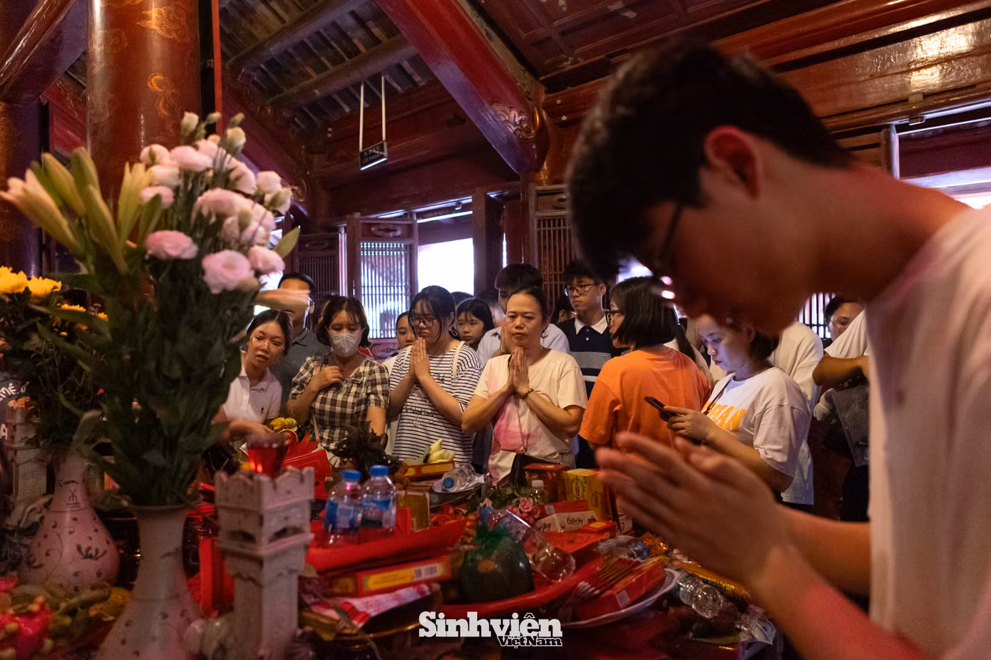 Các sĩ tử và phụ huynh đều thành tâm khấn vái, cầu cho kỳ thi tốt nghiệp THPT sắp tới được thuận lợi, suôn sẻ và đạt kết quả như ý.