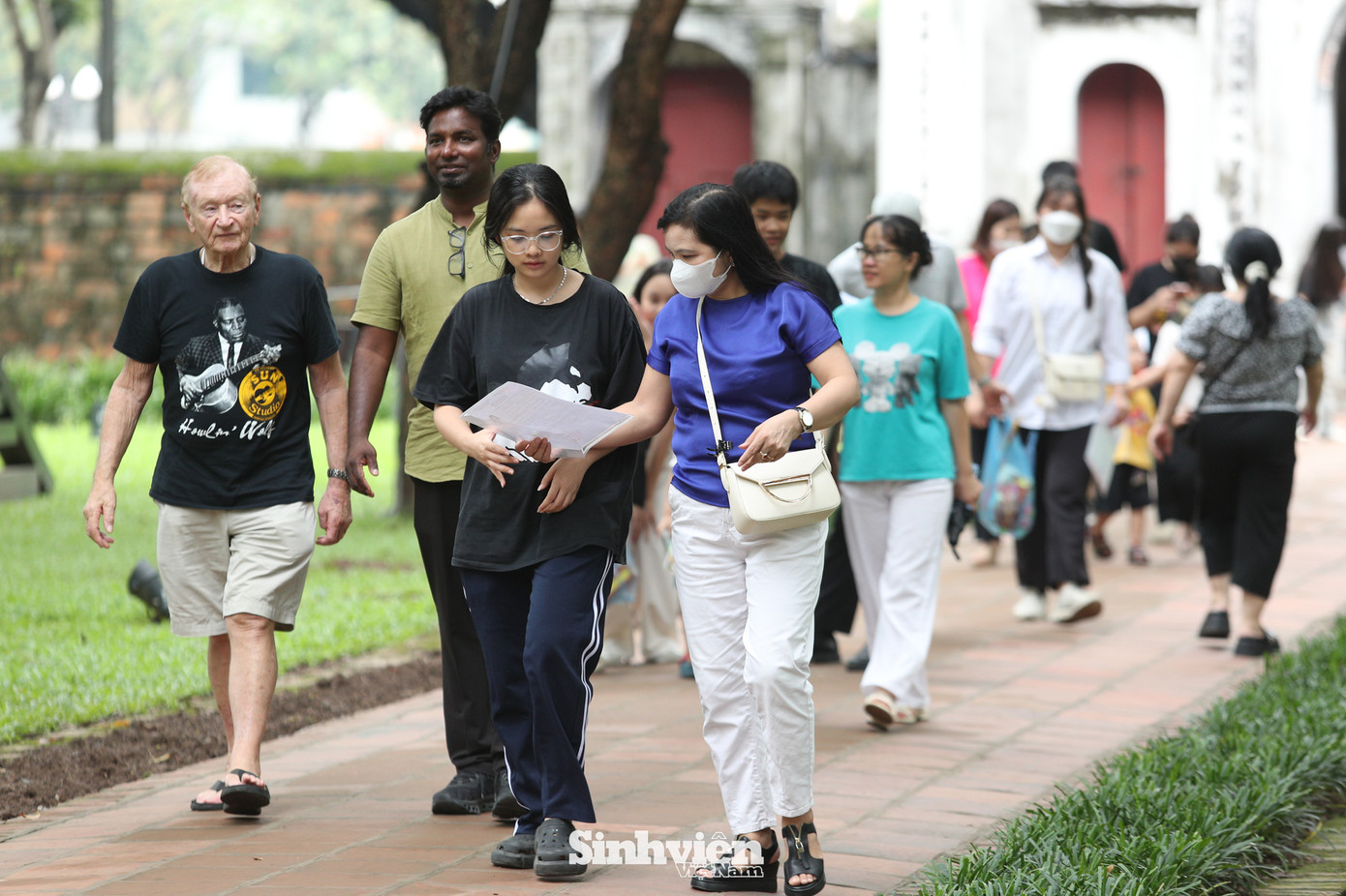 Được nghỉ làm, nhiều phụ huynh tranh thủ cùng con tới Văn Miếu cầu may trước kỳ thi quan trọng.