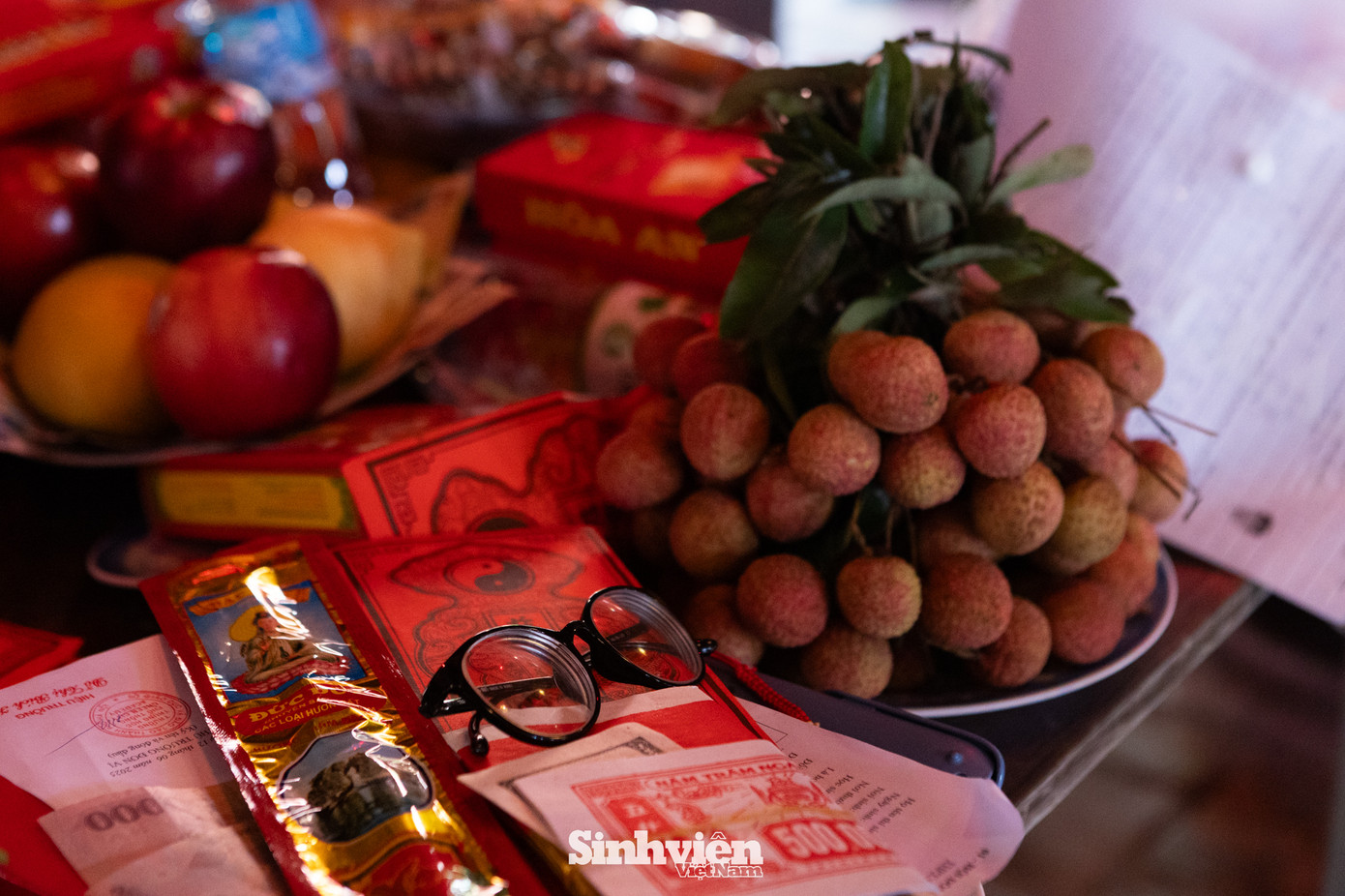 Các sĩ tử dâng sớ, lễ kèm theo các đồ dùng trong phòng thi như bút bi, bút chì, tẩy, máy tính và thậm chí cả mắt kính để cầu mong một kỳ thi may mắn, suôn sẻ.