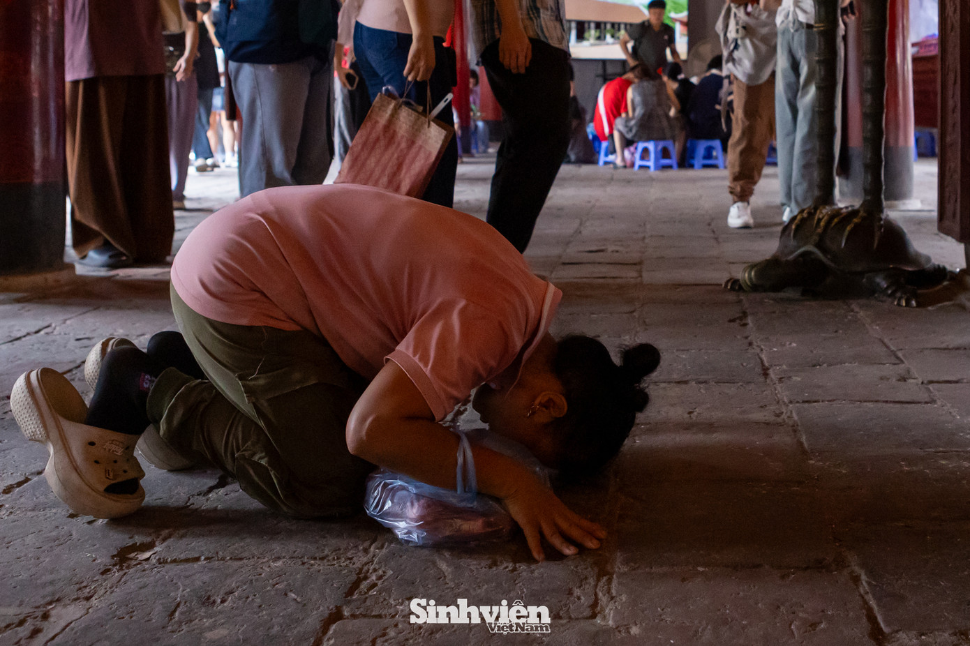 Các sĩ tử và phụ huynh đều thành tâm khấn vái, cầu cho kỳ thi tốt nghiệp THPT sắp tới được thuận lợi, suôn sẻ và đạt kết quả như ý.