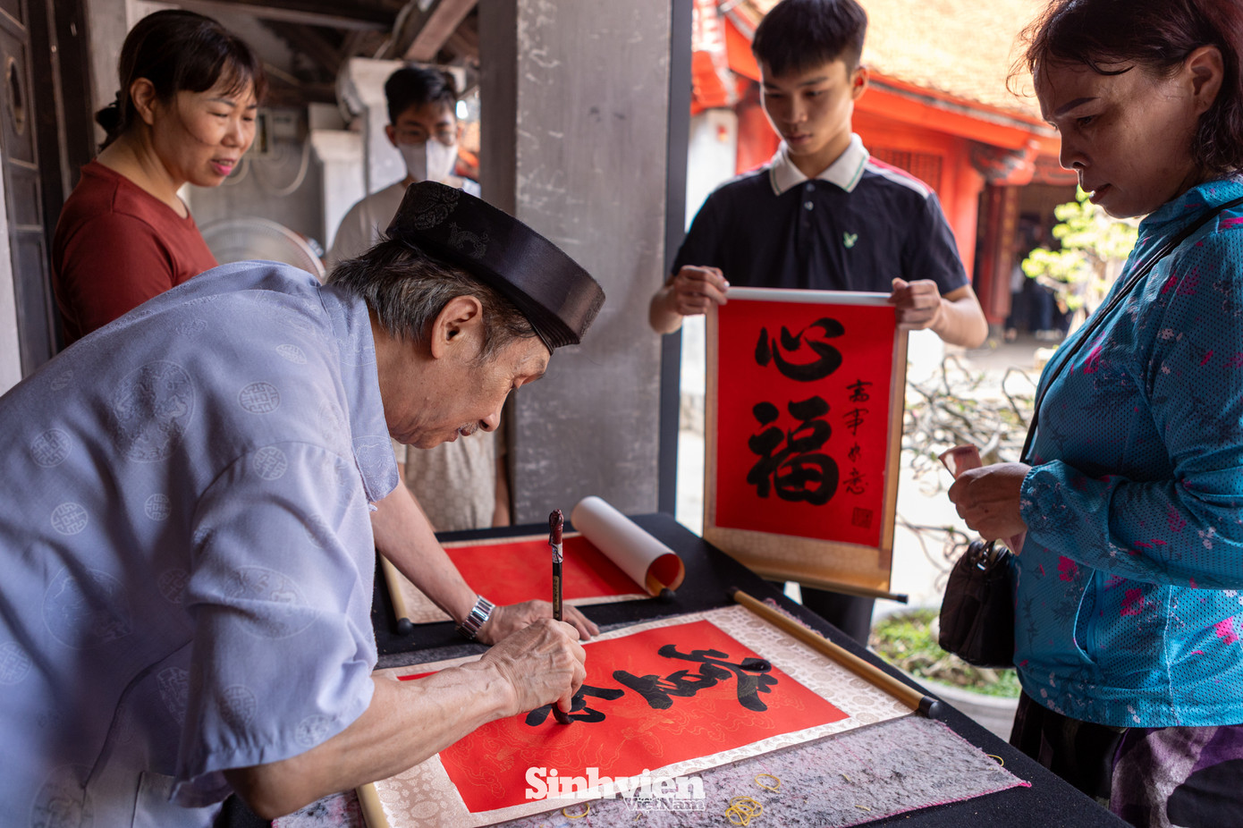 Các phụ huynh và thí sinh xin chữ tại Văn Miếu, theo các thầy đồ, những ngày này, mọi người thường xin chữ "đỗ đạt".