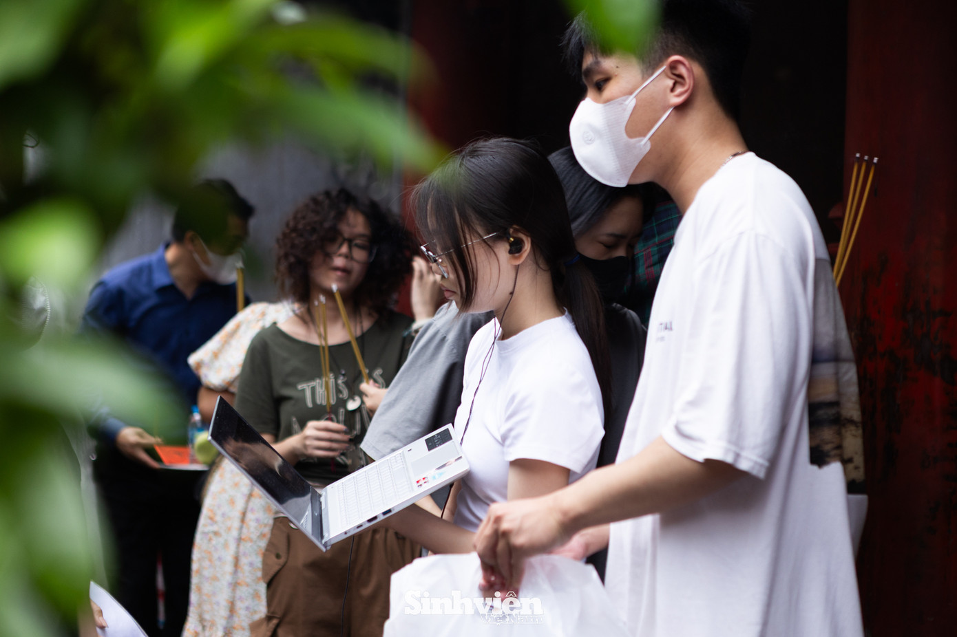 Một sĩ tử tranh thủ học online.