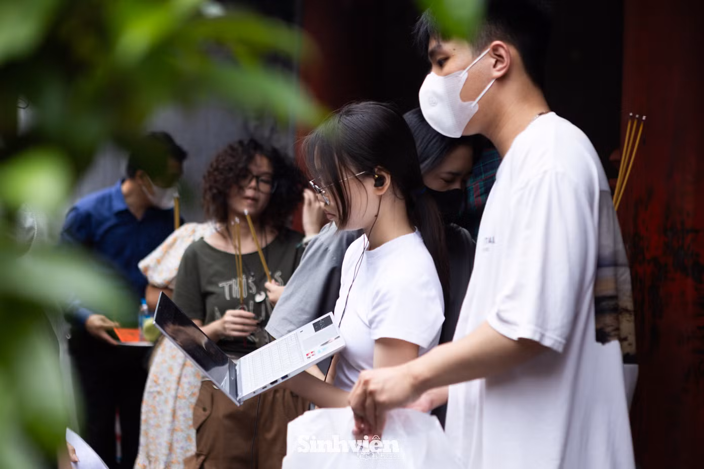 Một sĩ tử tranh thủ học online.