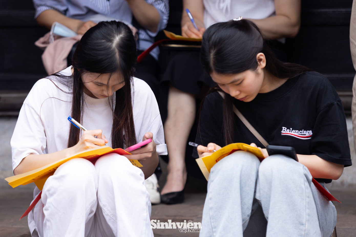 Bất kỳ mặt phẳng nào, từ bàn ghế, kệ đá đến thềm bậc trong Văn Miếu - Quốc Tử Giám, đều được sĩ tử và phụ huynh tận dụng để viết sớ.