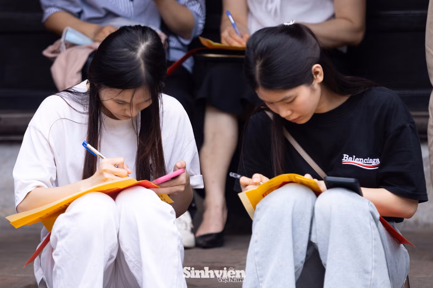 Bất kỳ mặt phẳng nào, từ bàn ghế, kệ đá đến thềm bậc trong Văn Miếu - Quốc Tử Giám, đều được sĩ tử và phụ huynh tận dụng để viết sớ.