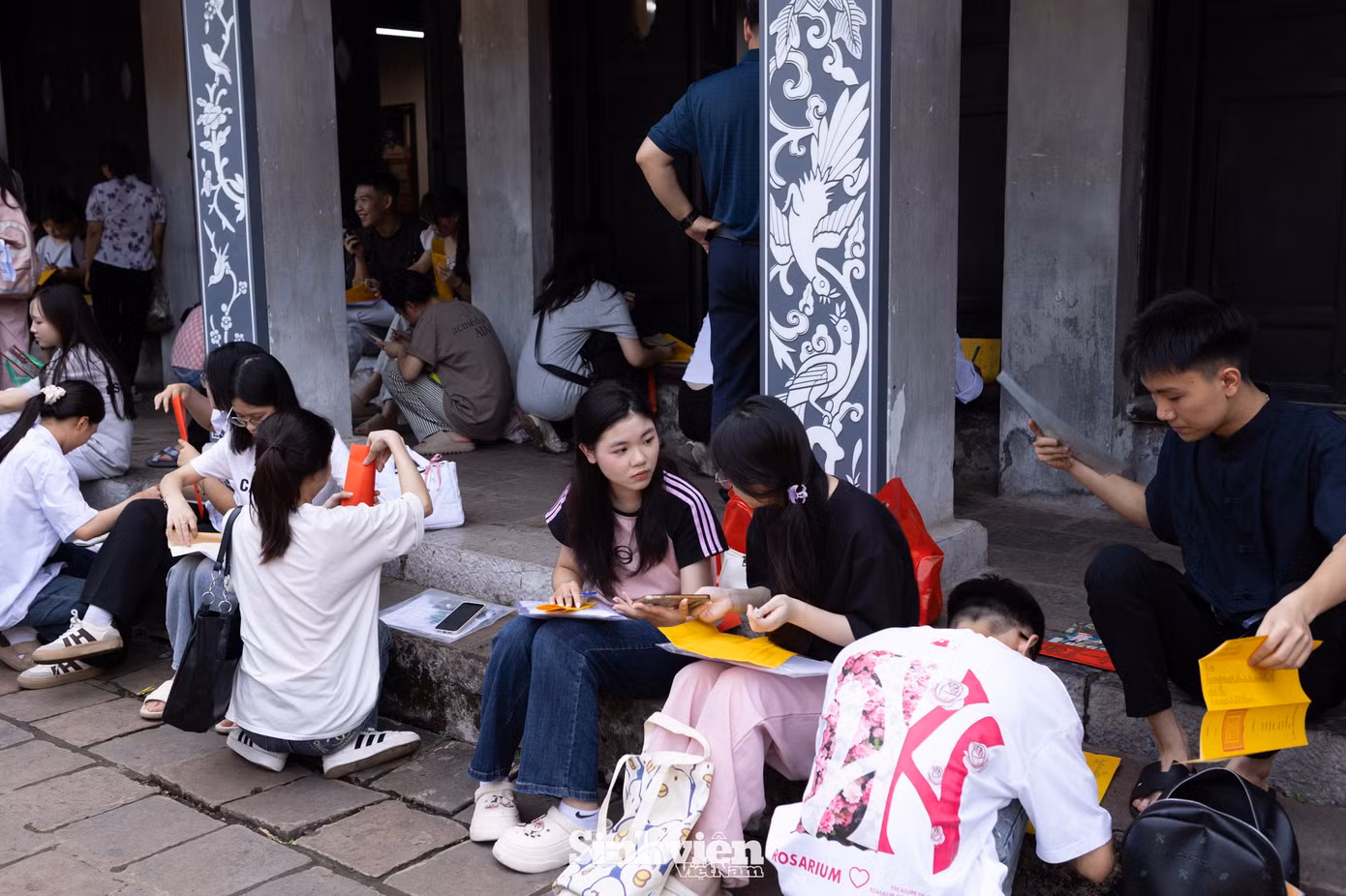 Khung cảnh đông đúc, tấp nập tại Văn Miếu kéo dài từ sáng đến khi đóng cửa.
