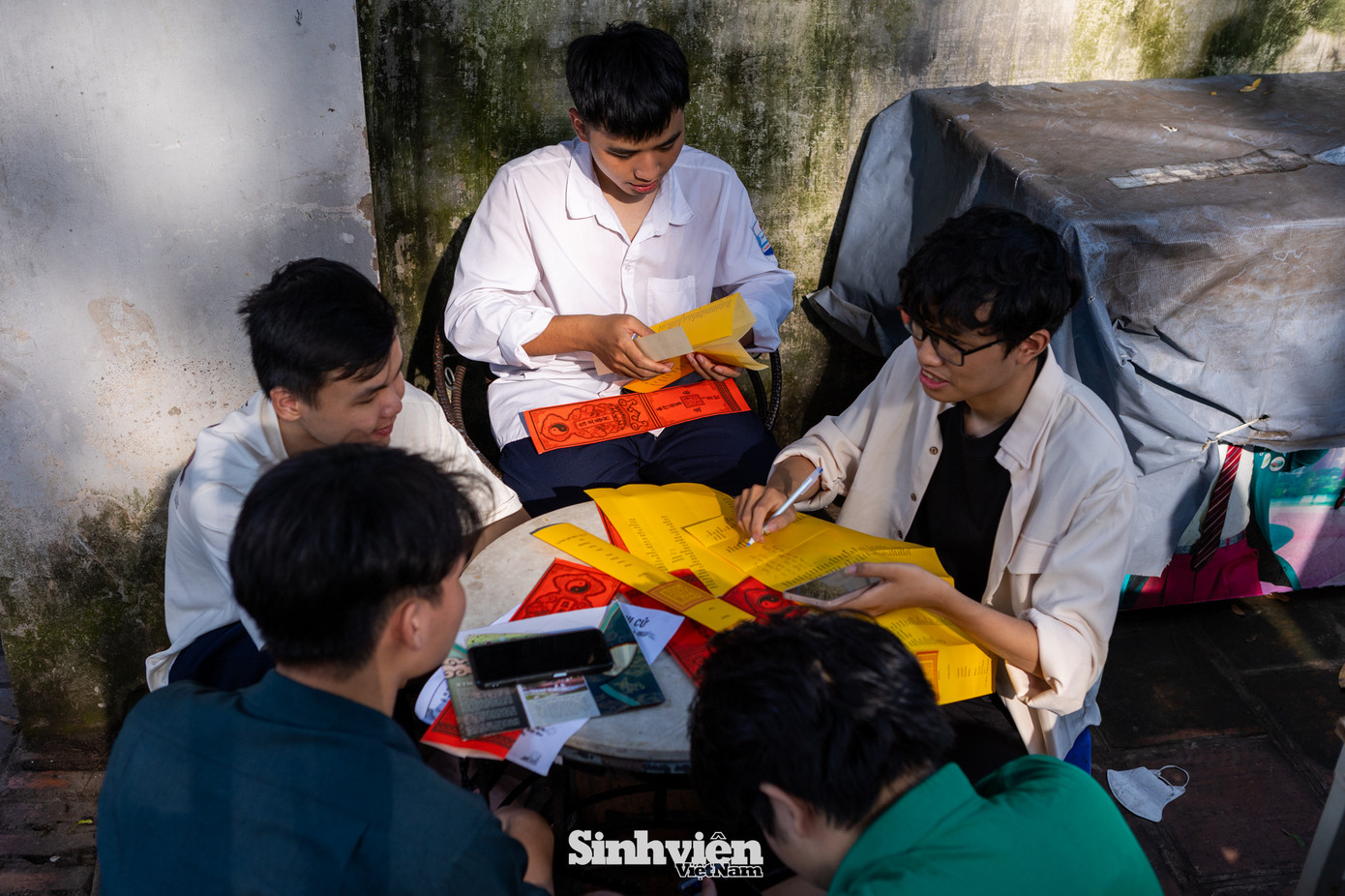 Bất kỳ mặt phẳng nào, từ bàn ghế, kệ đá đến thềm bậc trong Văn Miếu - Quốc Tử Giám, đều được sĩ tử và phụ huynh tận dụng để viết sớ.