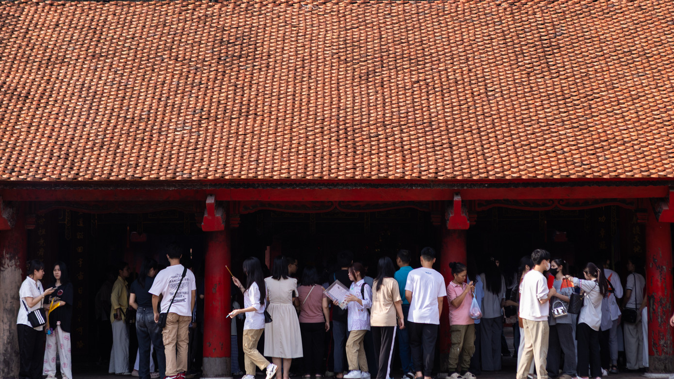 Khung cảnh đông đúc, tấp nập tại Văn Miếu kéo dài từ sáng đến khi đóng cửa.