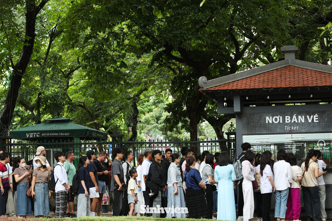 Khu vực bán vé luôn trong tình trạng xếp hàng đông nghịt từ sáng sớm cho tới lúc chiều tối.