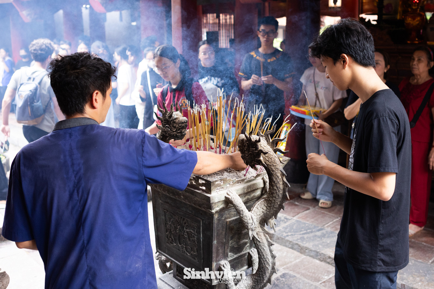 Các sĩ tử và phụ huynh đều thành tâm khấn vái, cầu cho kỳ thi tốt nghiệp THPT sắp tới được thuận lợi, suôn sẻ và đạt kết quả như ý.