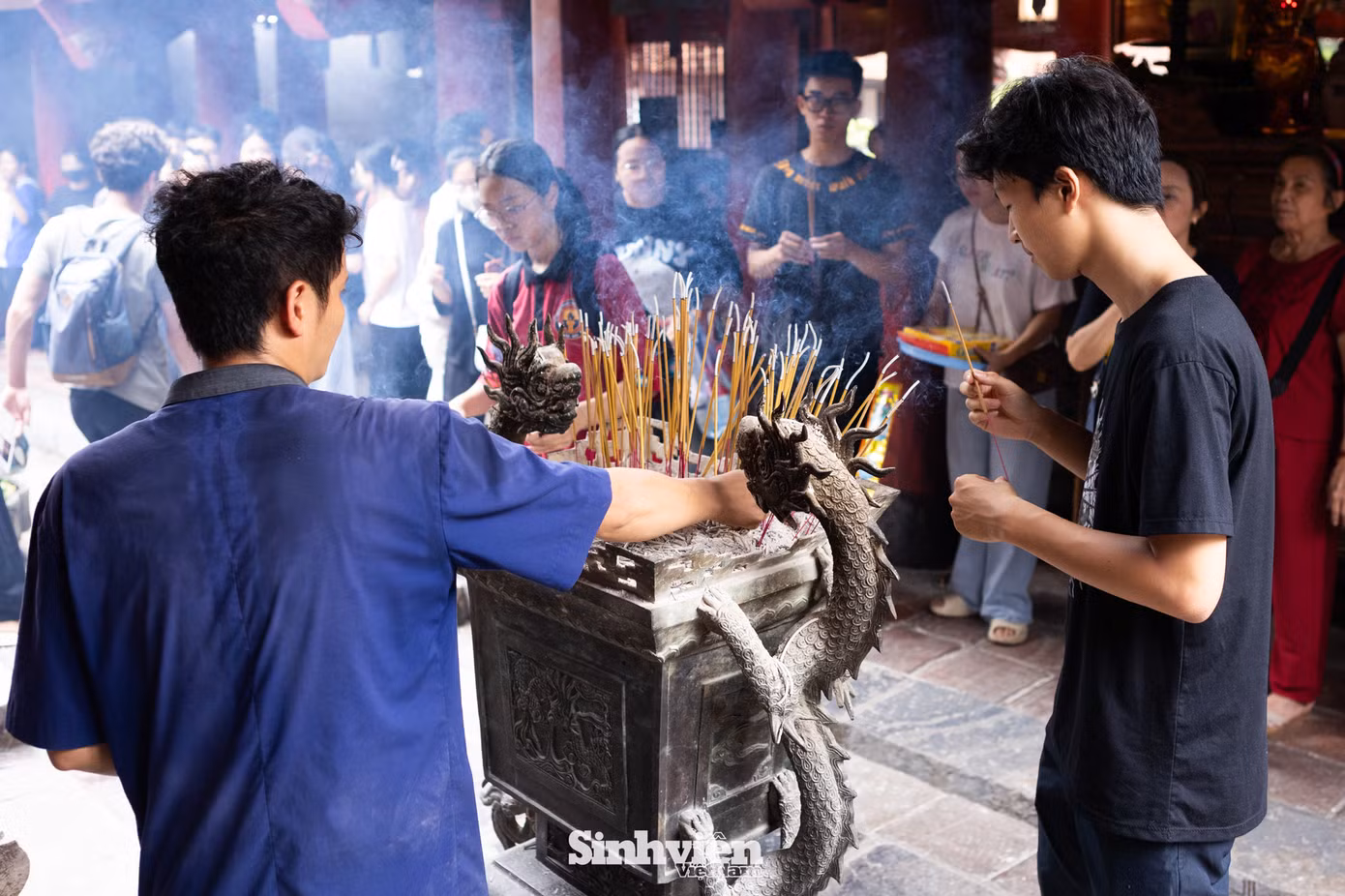 Các sĩ tử và phụ huynh đều thành tâm khấn vái, cầu cho kỳ thi tốt nghiệp THPT sắp tới được thuận lợi, suôn sẻ và đạt kết quả như ý.