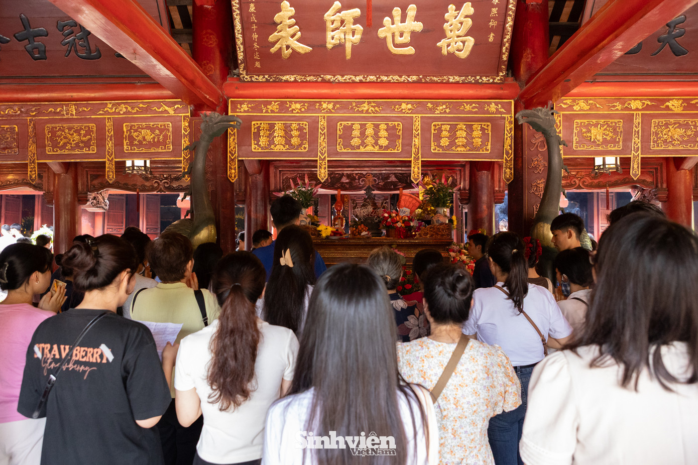 Khung cảnh đông đúc, tấp nập tại Văn Miếu kéo dài từ sáng đến khi đóng cửa.