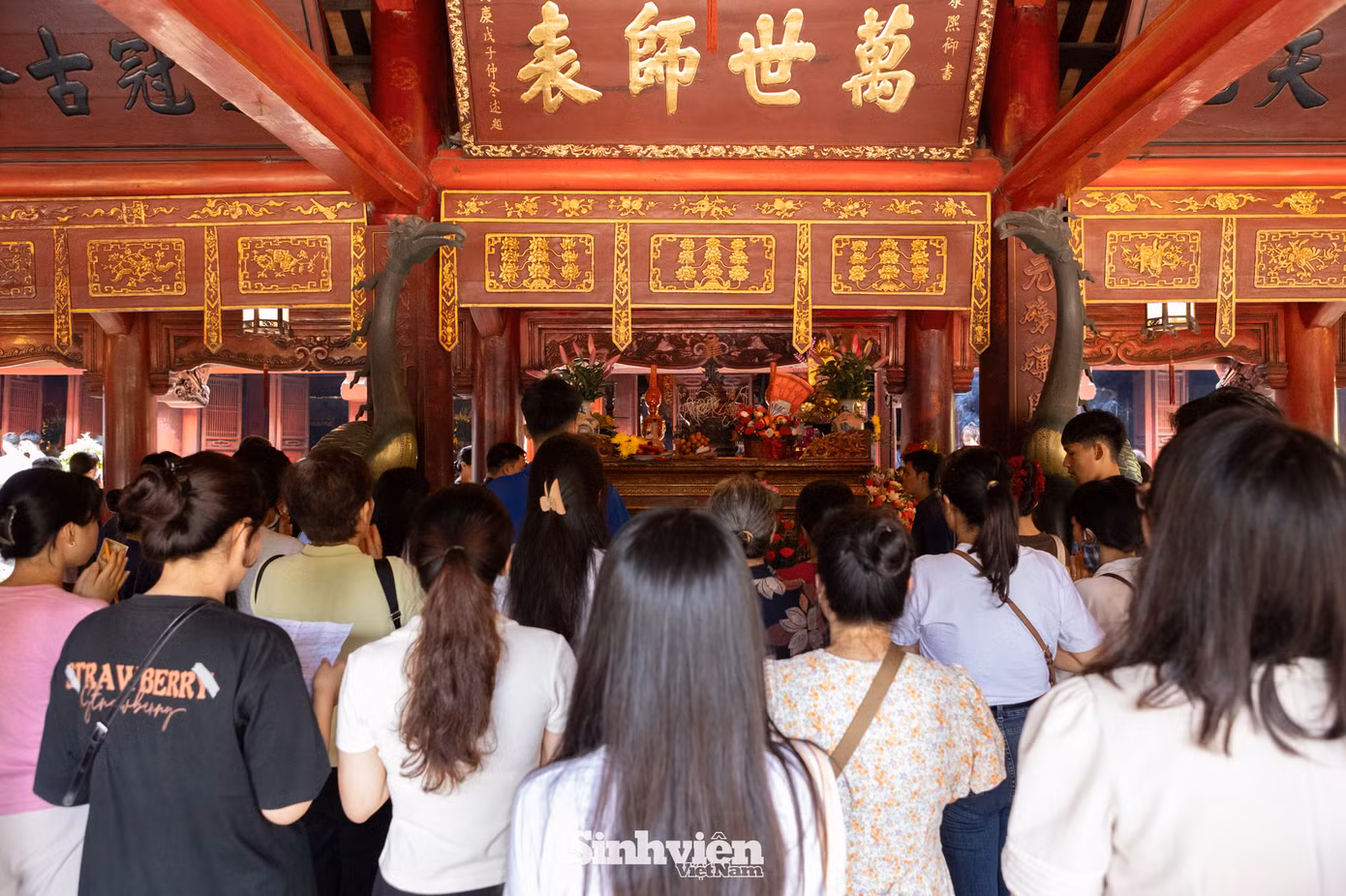 Khung cảnh đông đúc, tấp nập tại Văn Miếu kéo dài từ sáng đến khi đóng cửa.