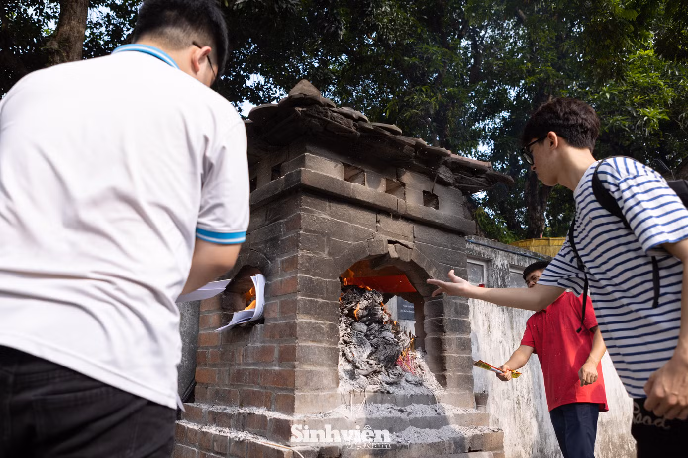Khu vực đốt vàng mã đỏ lửa từ sáng đến tối.