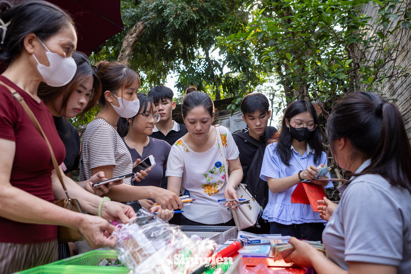 Gian hàng bán sớ và các đồ dùng thi cử luôn tấp nập.