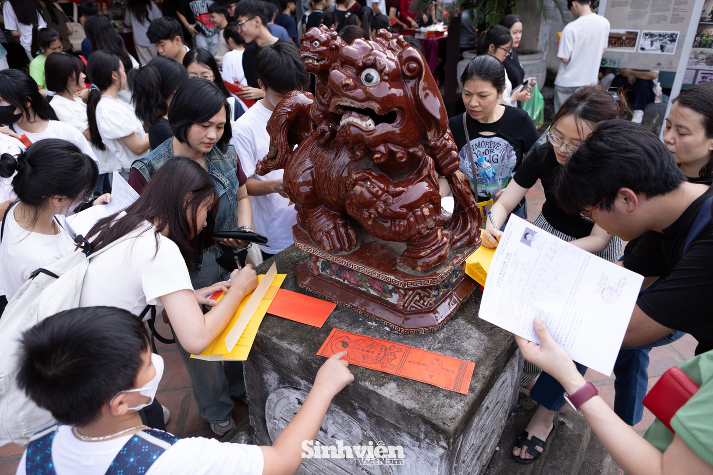 "Đại hội" dâng sớ cầu may tại Văn Miếu trong ngày 22 tháng 6.