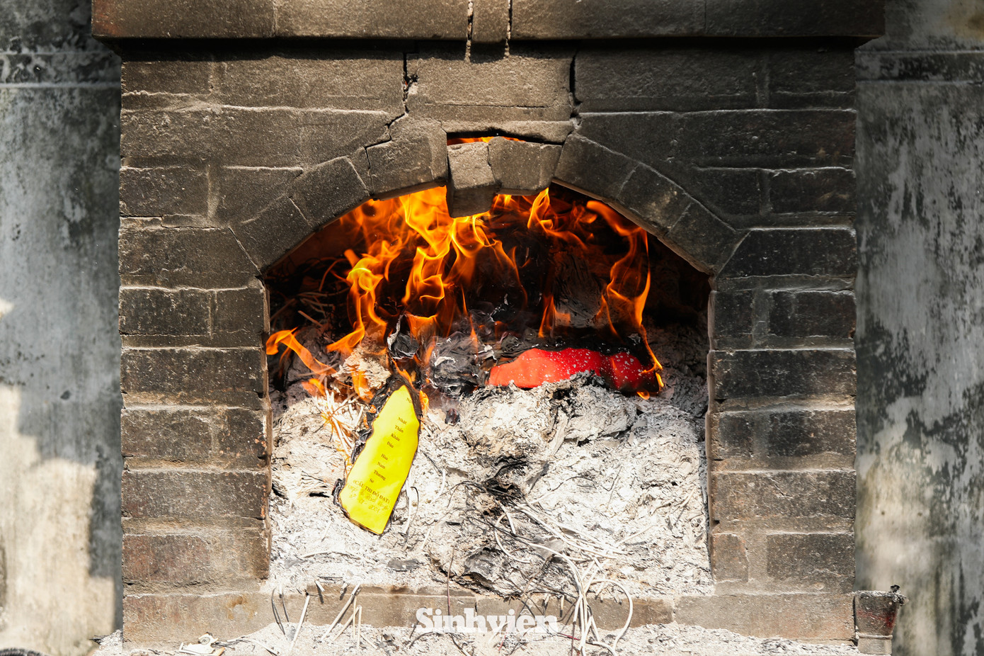 Khu vực đốt vàng mã đỏ lửa từ sáng đến tối.