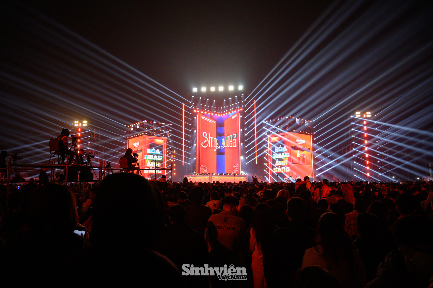 Hàng ngàn khán giả đổ về ngã tư Nguyễn Hoàng Tôn - Lạc Long Quân (quận Tây Hồ, Hà Nội) chứng kiến màn trình diễn kết hợp ánh sáng, âm thanh đặc sắc.