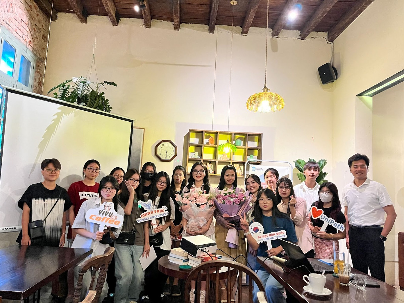 Sự kiện là nơi Vi chia sẻ kinh nghiệm du học đầy cảm hứng.