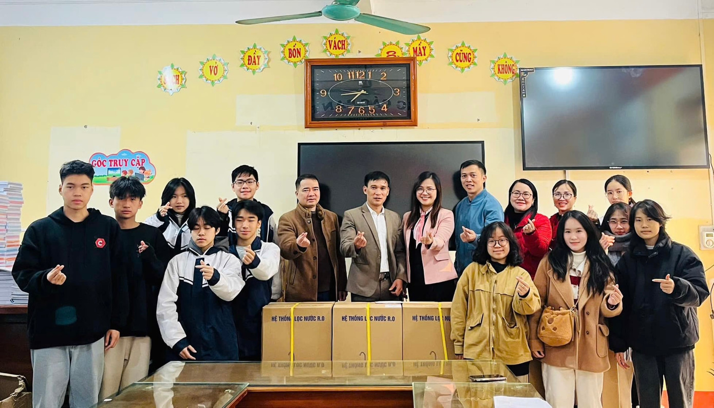 Đoàn thiện nguyện trao tặng máy lọc nước cho trường Tiểu học và THCS Nà Hẩu.