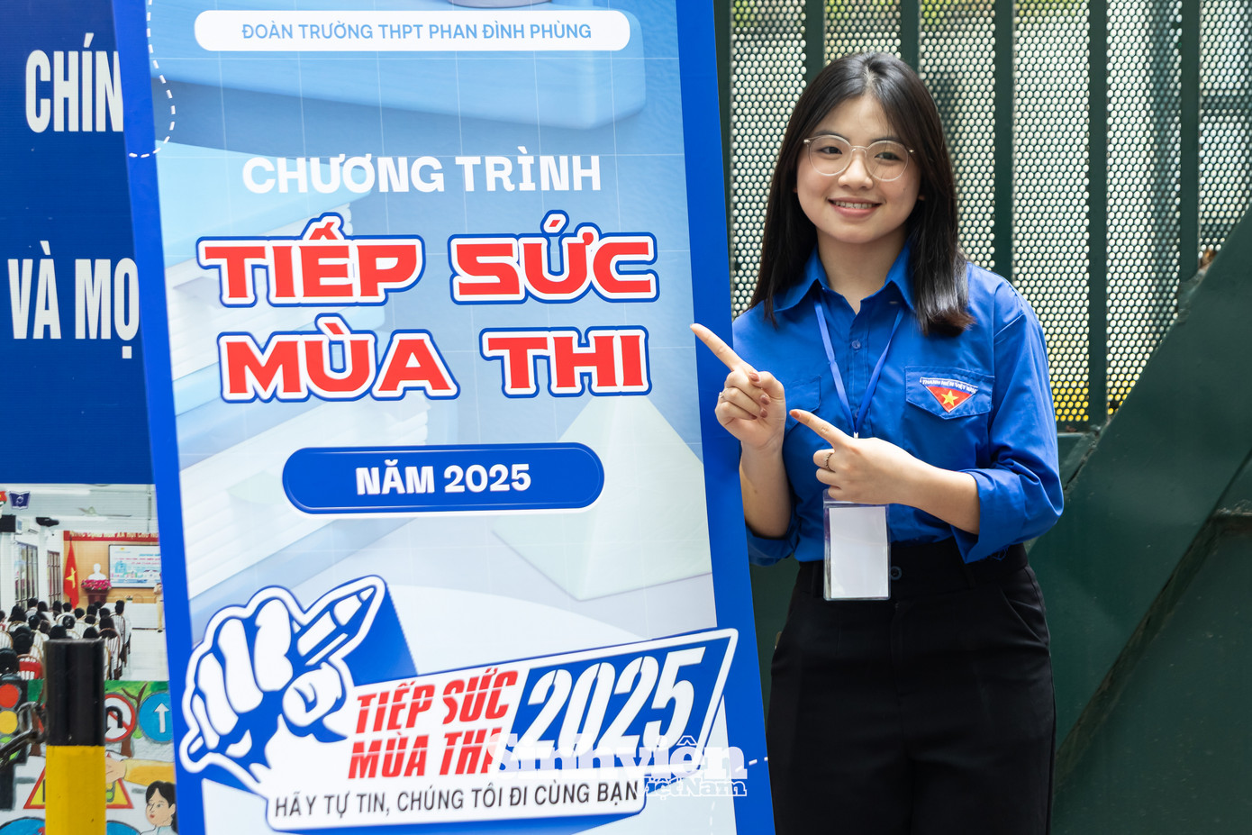 Luôn túc trực tại các điểm thi, lực lượng tình nguyện viên "Tiếp sức mùa thi" đã nhiệt tình hỗ trợ, đồng hành cùng thí sinh và phụ huynh.