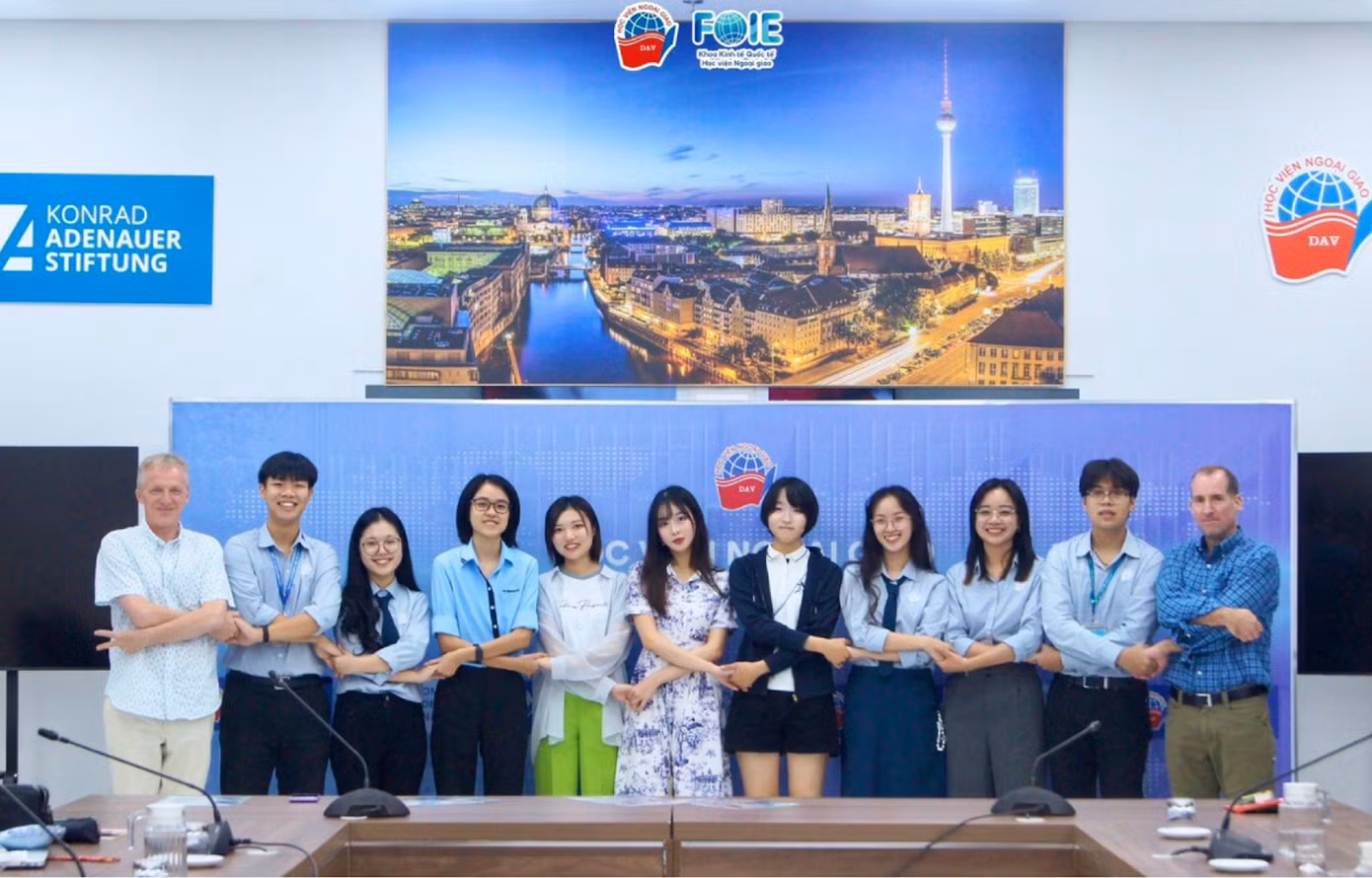 Sinh viên trường Đại học Quốc gia YOKOHAMA (Nhật Bản) giao lưu học thuật và văn hóa với sinh viên Khoa Kinh tế quốc tế, Học viện Ngoại giao.