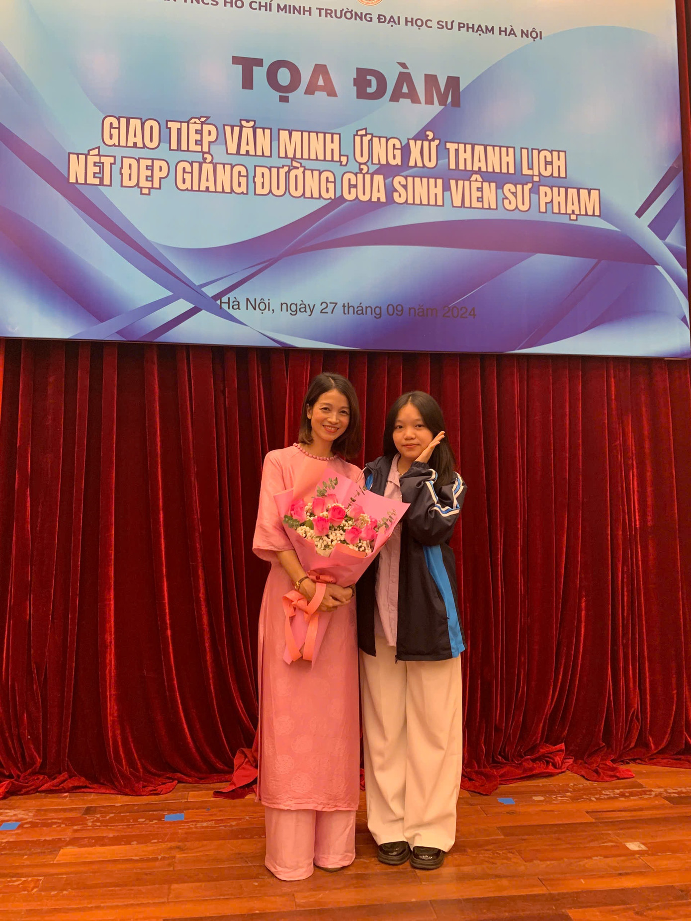 Buổi tọa đàm đầu tiên khi lên đại học – một trải nghiệm đầy ý nghĩa với Huệ My. Buổi tọa đàm đầu tiên khi lên đại học – một trải nghiệm đầy ý nghĩa với Huệ My.