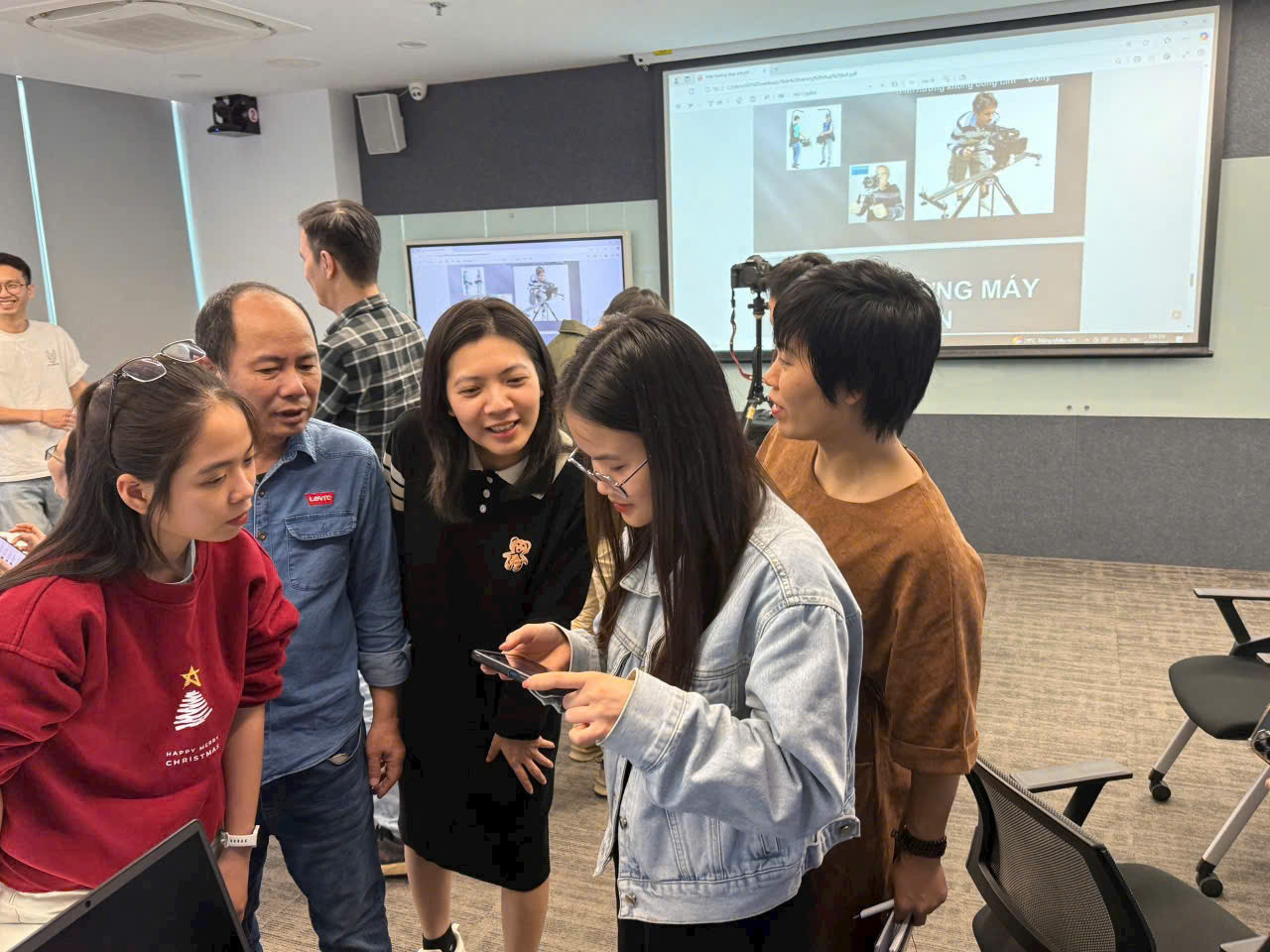 Hồng Hoa đã có cơ hội học hỏi từ chương trình tập huấn “Kỹ năng truyền thông và xử lý hình ảnh” do nhà báo Đinh Công Hoa hướng dẫn. Hồng Hoa đã có cơ hội học hỏi từ chương trình tập huấn “Kỹ năng truyền thông và xử lý hình ảnh” do nhà báo Đinh Công Hoa hướng dẫn.