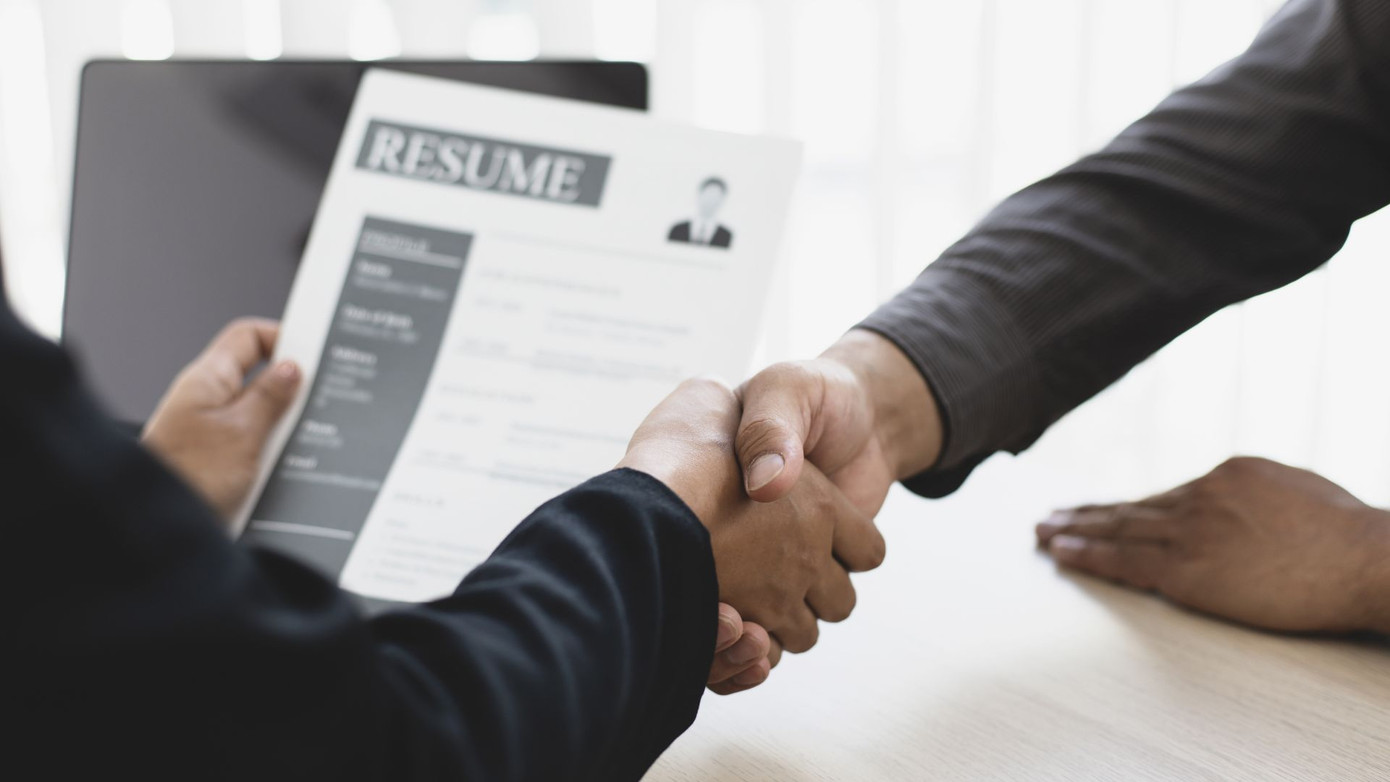 Theo chuyên gia, bắt đầu sớm và hiểu bản thân là hai yếu tố giúp các bạn sinh viên ghi điểm hơn trong mắt nhà tuyển dụng. Theo chuyên gia, bắt đầu sớm và hiểu bản thân là hai yếu tố giúp các bạn sinh viên ghi điểm hơn trong mắt nhà tuyển dụng.