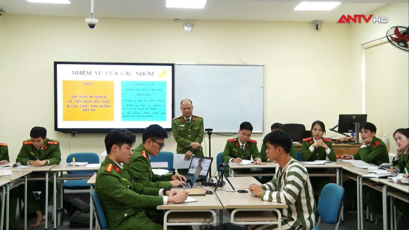 Anh Tài trong vai Điều tra viên hỗ trợ thầy Trưởng khoa thực hiện tiết thực hành tình huống trong bài thi giáo viên dạy giỏi. Anh Tài trong vai Điều tra viên hỗ trợ thầy Trưởng khoa thực hiện tiết thực hành tình huống trong bài thi giáo viên dạy giỏi.