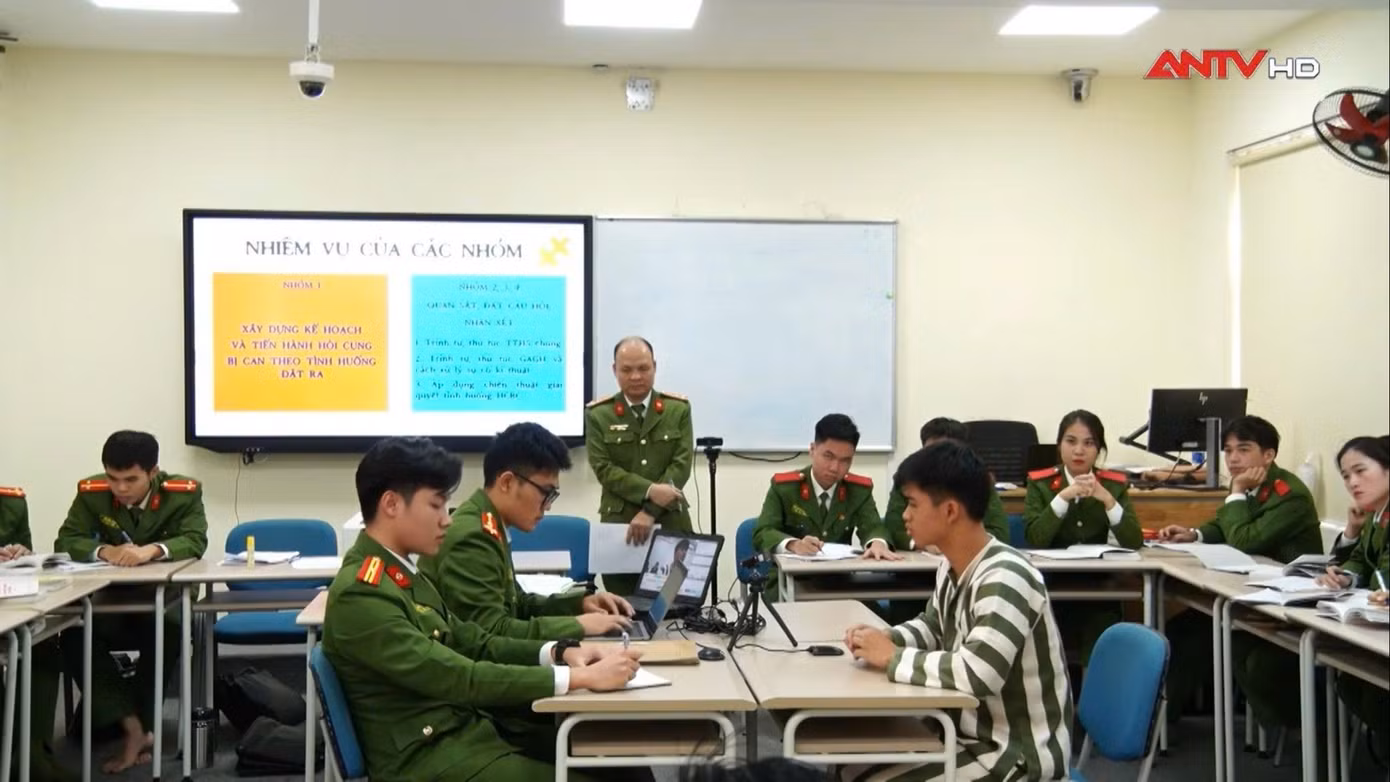 Anh Tài trong vai Điều tra viên hỗ trợ thầy Trưởng khoa thực hiện tiết thực hành tình huống trong bài thi giáo viên dạy giỏi.