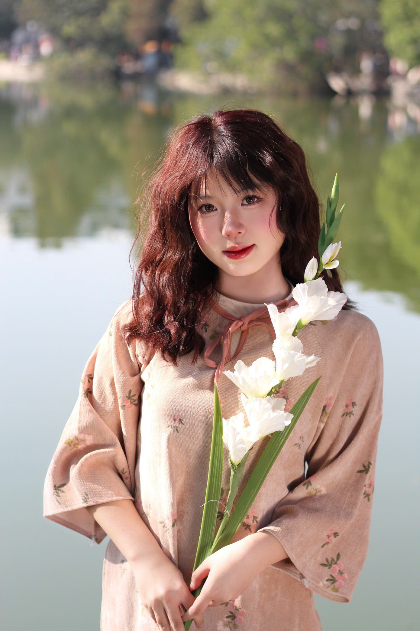 Linh từng tự vấn: “Tại sao mình sinh ra không theo tiêu chuẩn phụ nữ đó? Tại sao mình không hoàn hảo như họ?” Những câu hỏi ấy cứ luẩn quẩn trong tâm trí, gặm nhấm sự tự tin của nữ TikToker.