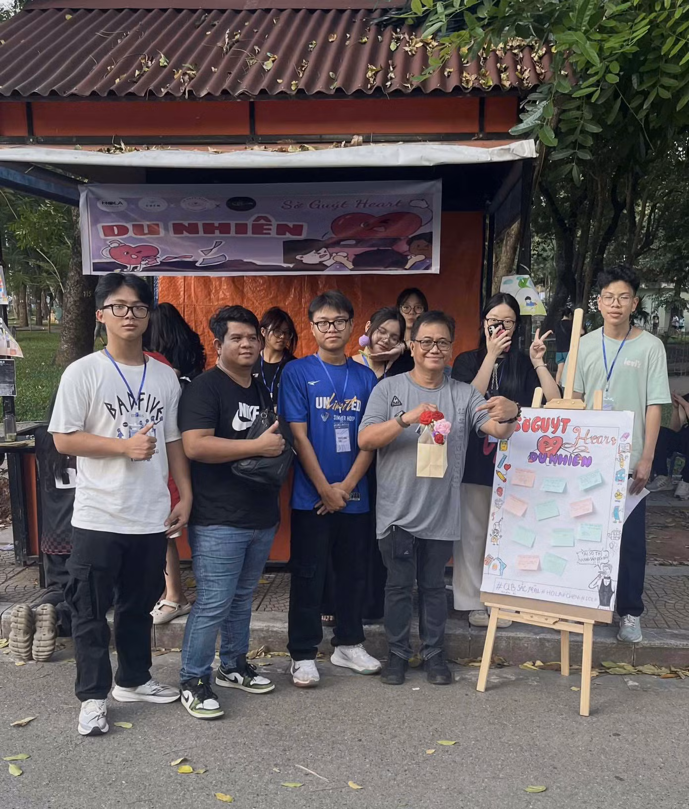 Hình ảnh hoạt động gây quỹ cho dự án “Tủ sách cho em”.