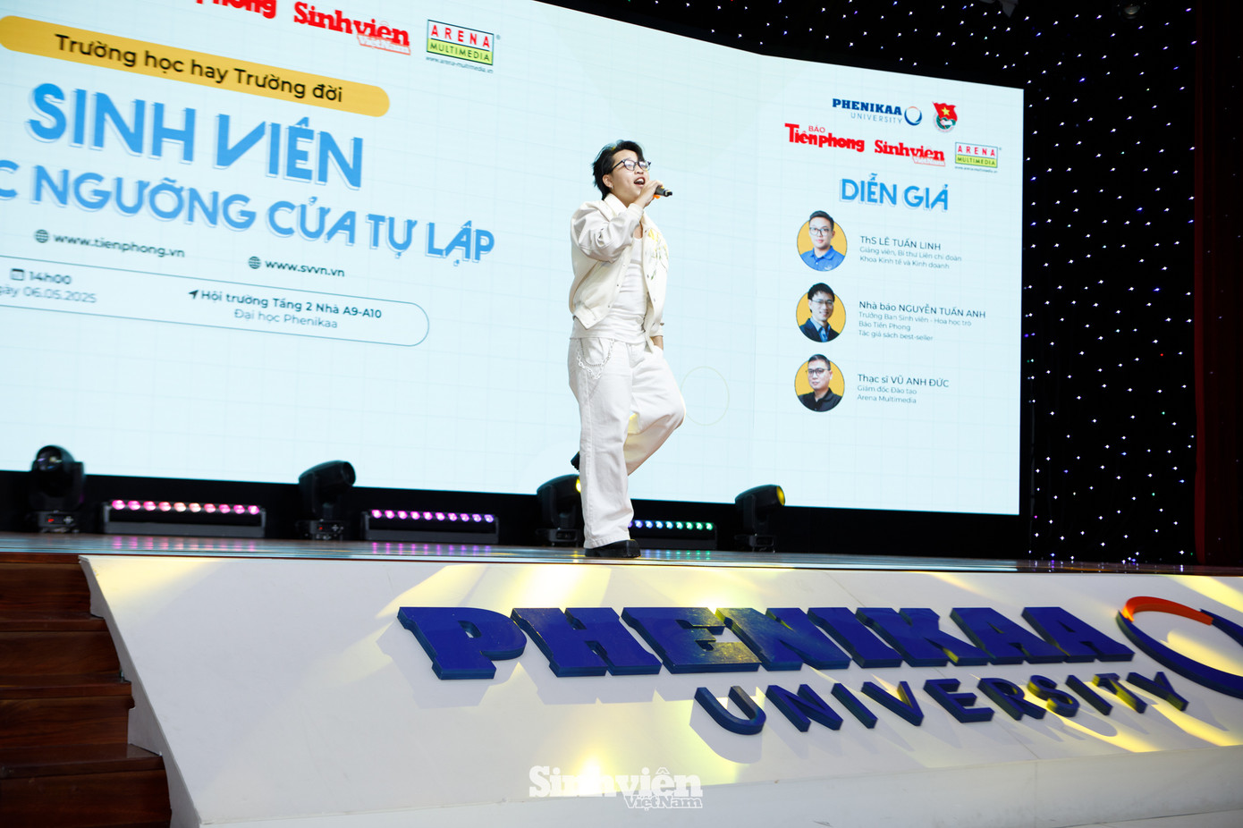 Nam ca sĩ tự tin hát live không beat, khoe chất giọng ngọt ngào, vang sáng.