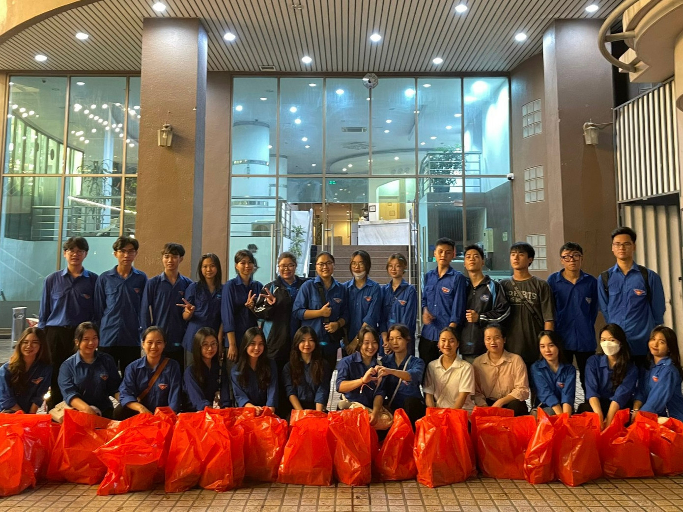 Thảo Chi chụp cùng đội Tình nguyện viên Chương trình “Tết Trung thu - Tết sẻ chia 2023” do Liên chi Hội Sinh viên Khoa Lịch sử phát động. Thảo Chi chụp cùng đội Tình nguyện viên Chương trình “Tết Trung thu - Tết sẻ chia 2023” do Liên chi Hội Sinh viên Khoa Lịch sử phát động.