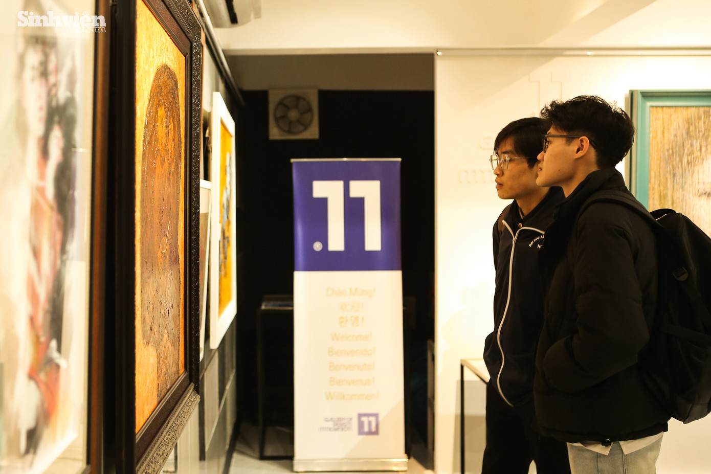 Sinh viên Trường Đại học Xây dựng Hà Nội tham quan triển lãm.