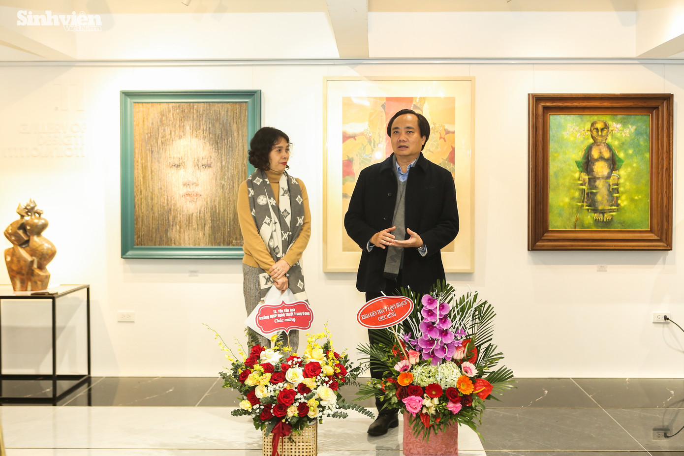 PGS. TS Phạm Xuân Anh - Chủ tịch Hội đồng trường Trường ĐH Xây dựng Hà Nội tới dự khai mạc triển lãm. PGS. TS Phạm Xuân Anh đánh giá: "Triển lãm đánh dấu một bước phát triển, trưởng thành của bộ môn Cơ sở nghệ thuật, khoa Kiến trúc và Quy hoạch, Trường Đại học Xây dựng Hà Nội."