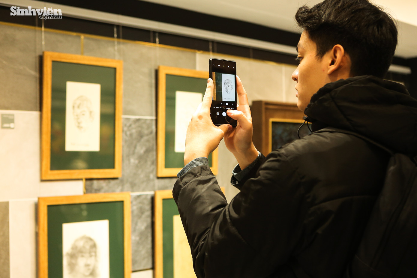 Sinh viên Trường Đại học Xây dựng Hà Nội tham quan triển lãm.