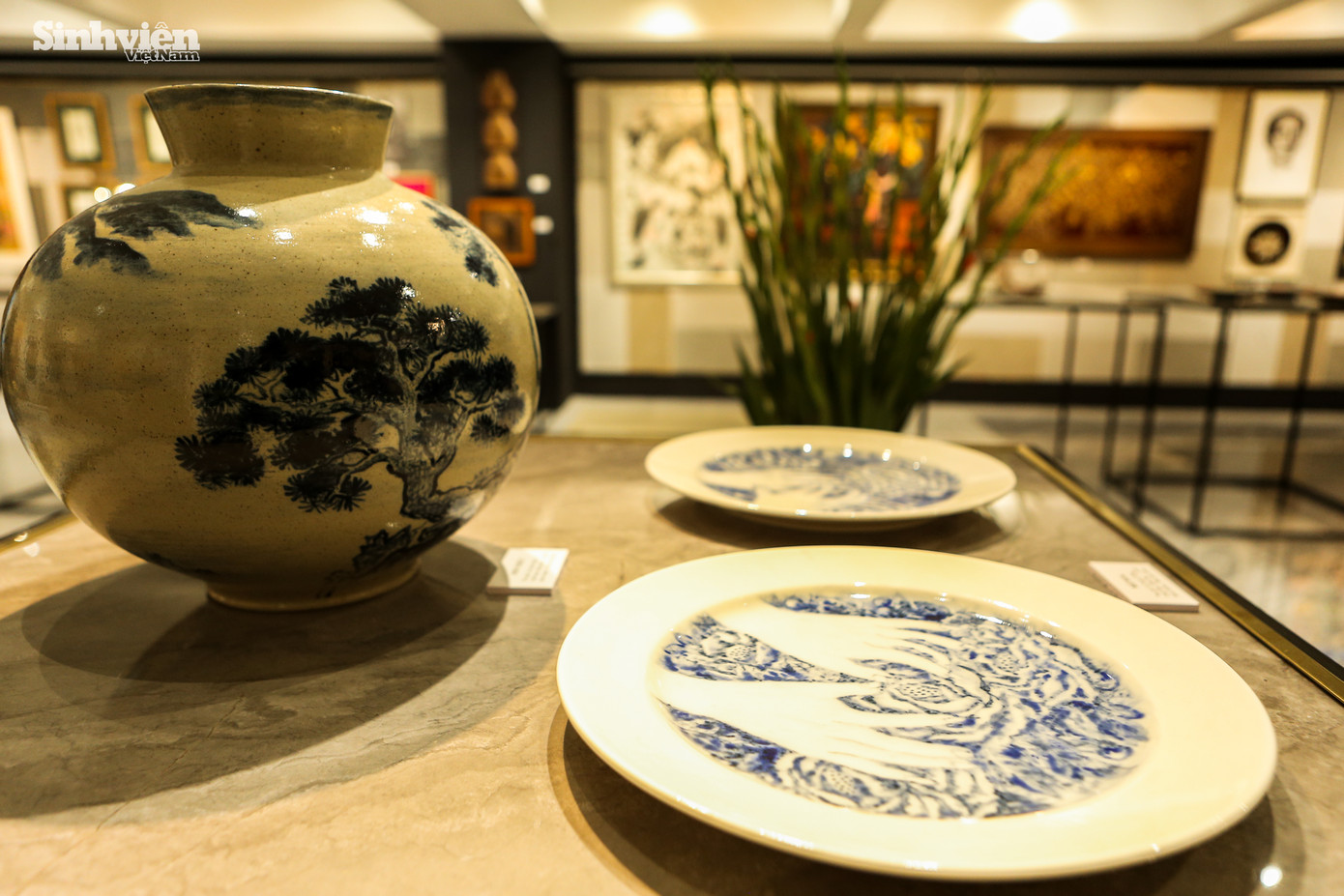 Triển lãm trưng bày các tác phẩm Nghệ thuật và Thiết kế với nhiều chất liệu khác nhau như: hội hoạ, điêu khắc, đồ hoạ, thiết kế công nghiệp, thiết kế thủ công, nhiếp ảnh...