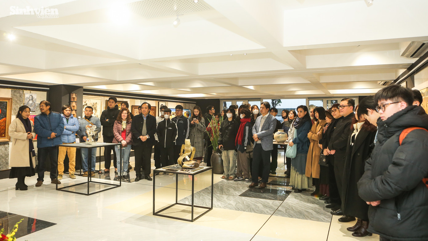 Buổi khai mạc có sự tham dự của nhiều nghệ sĩ, giảng viên tên tuổi của Trường Đại học Xây dựng Hà Nội, Hội Mỹ thuật Việt Nam và các cơ sở đào tạo Nghệ thuật và Thiết kế.