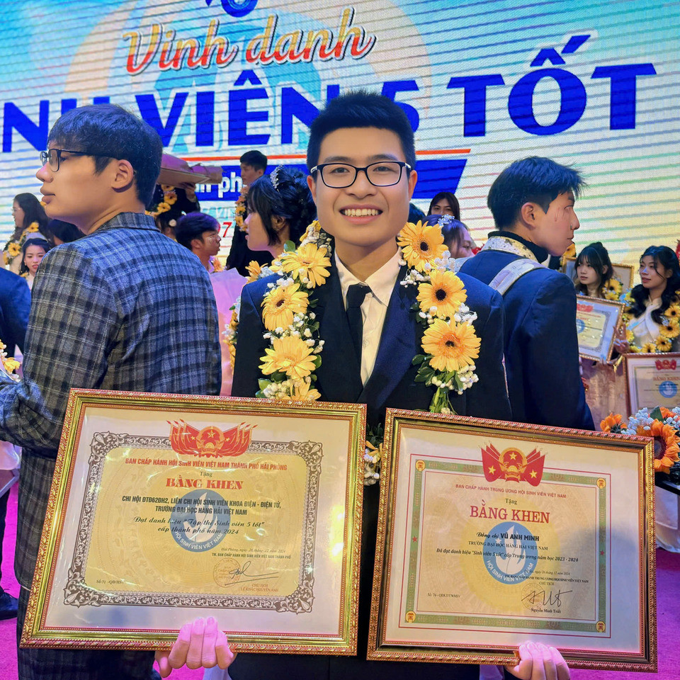 Anh Minh sinh ra và lớn lên tại thành phố Hải Phòng.