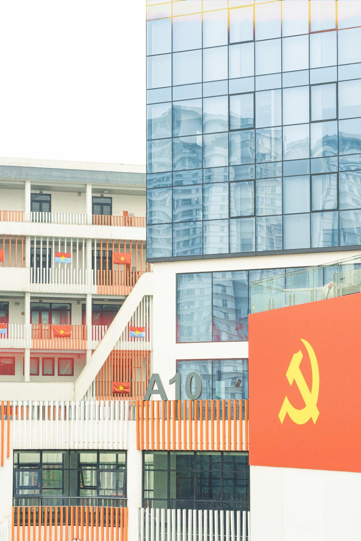 Màu cờ sắc áo không chỉ làm đẹp khuôn viên mà còn truyền tải giá trị thiêng liêng của độc lập, tự do. Màu cờ sắc áo không chỉ làm đẹp khuôn viên mà còn truyền tải giá trị thiêng liêng của độc lập, tự do.