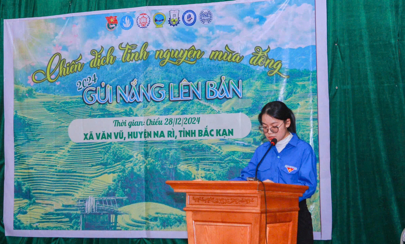 Minh Anh tham gia chương trình Tình nguyện mùa đông tại Bắc Kạn, mang hơi ấm và yêu thương đến với những hoàn cảnh khó khăn.