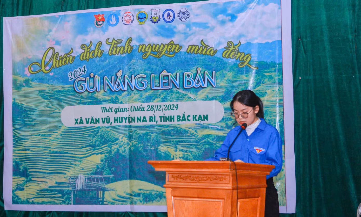 Minh Anh tham gia chương trình Tình nguyện mùa đông tại Bắc Kạn, mang hơi ấm và yêu thương đến với những hoàn cảnh khó khăn.