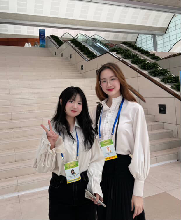 Minh Trang cùng Hoa hậu Lê Nguyễn Bảo Ngọc tại Hội nghị thượng đỉnh Diễn đàn Đối tác vì tăng trưởng xanh và mục tiêu toàn cầu 2030 (P4G) lần thứ 4.