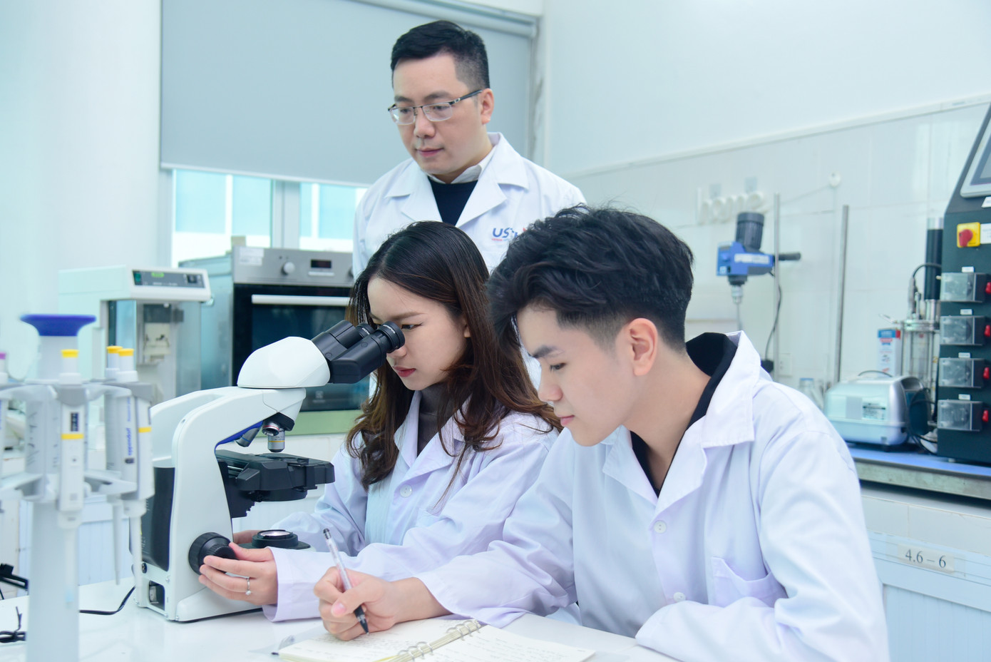 Sinh viên có cơ hội tham gia thực tập tại các phòng nghiên cứu chuyên ngành ngay trong khuôn viên trường. (Ảnh: USTH) Sinh viên có cơ hội tham gia thực tập tại các phòng nghiên cứu chuyên ngành ngay trong khuôn viên trường. (Ảnh: USTH)