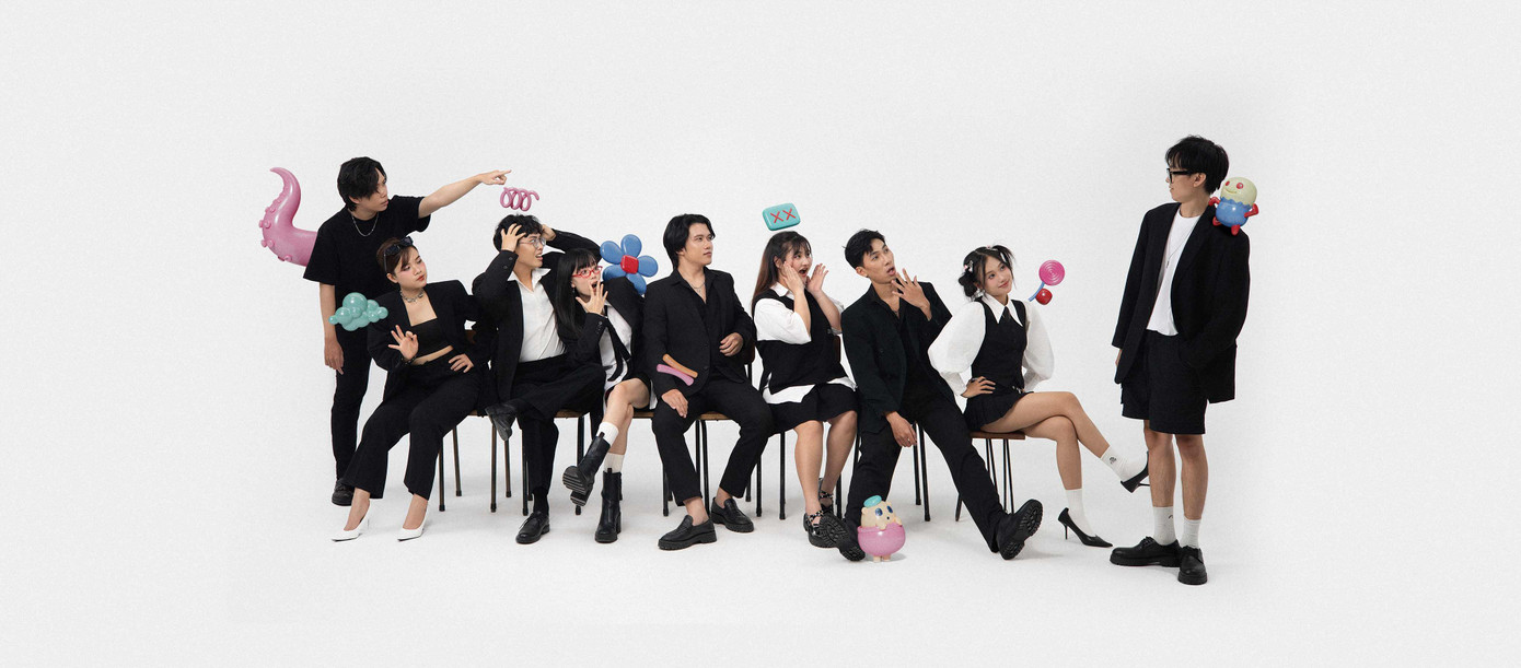 Tiến Đạt và những người cộng sự thân thiết của mình ở studio. Tiến Đạt và những người cộng sự thân thiết của mình ở studio.