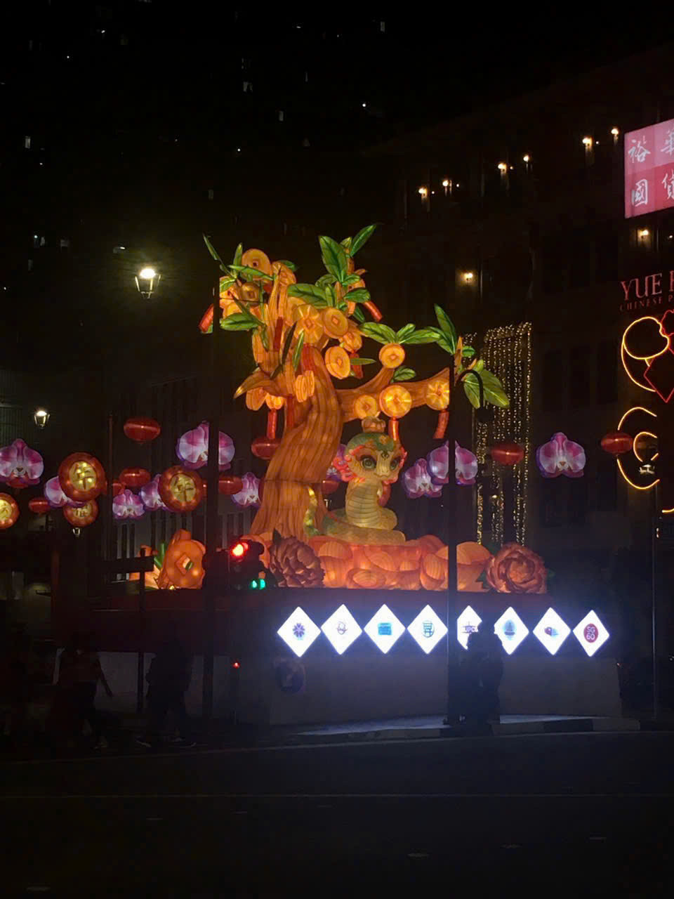 Khu phố Chinatown được trang hoàng lộng lẫy với hình ảnh linh vật năm nay - con rắn. Khu phố Chinatown được trang hoàng lộng lẫy với hình ảnh linh vật năm nay - con rắn.