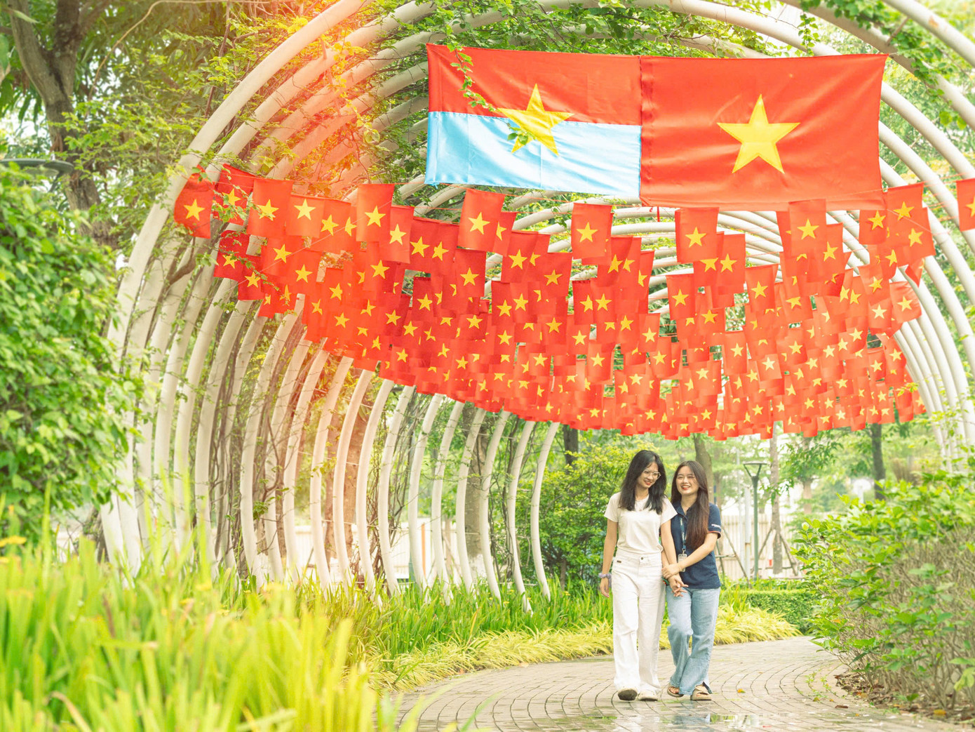 Các bạn trẻ nhiệt tình tham gia treo cờ, lan tỏa tinh thần yêu nước và lòng biết ơn đến những người đi trước. Các bạn trẻ nhiệt tình tham gia treo cờ, lan tỏa tinh thần yêu nước và lòng biết ơn đến những người đi trước.